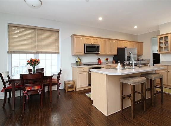 Have your morning coffee in the breakfast area in the kitchen