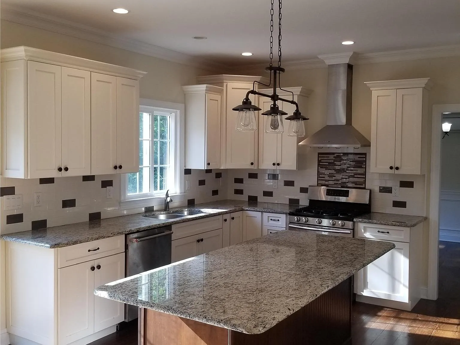 4 bed, 2.5 bath, 2500 sqft, $4,200 — Photo 2