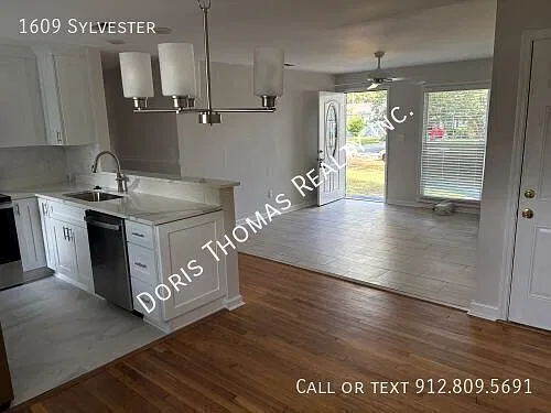 Lovely Renovated Home- Midtown Savannah — Photo 3