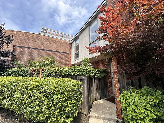 2nd image of 2165 N Lincoln Ave