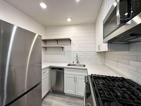 3rd image of 2144 Royal Dr APT 3