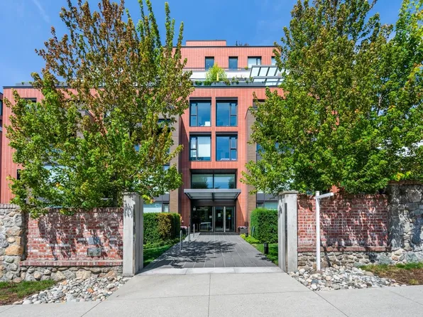 1561 W 57th Ave #205, Vancouver, BC V6P 0H5