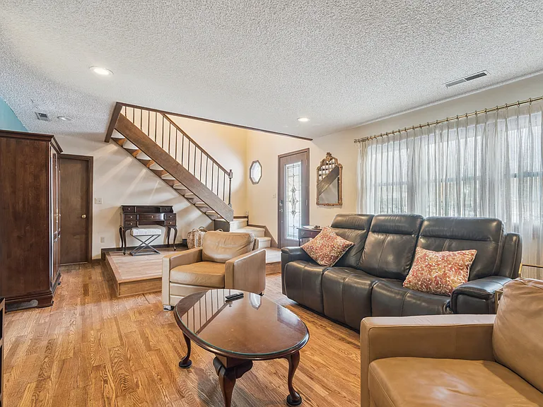 1245 Michelle Ct — Photo 4