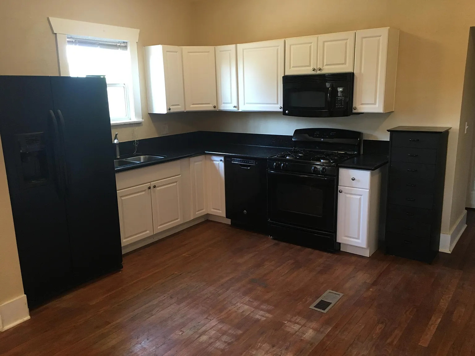 1116 N Olsen Ave — Photo 3