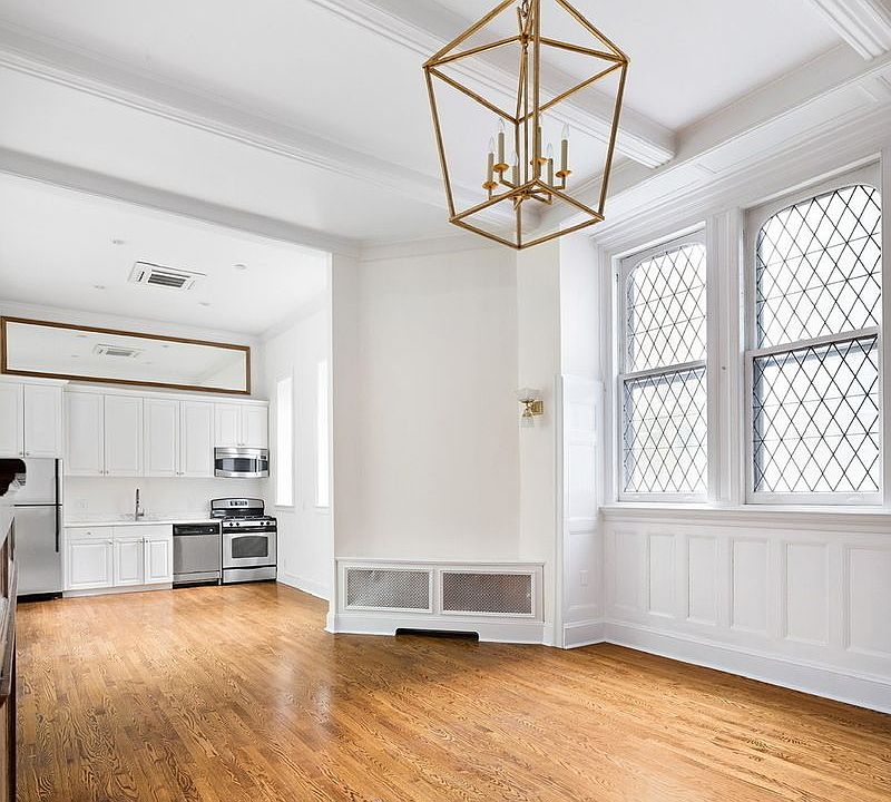1st image of 129 E 61st St APT 2