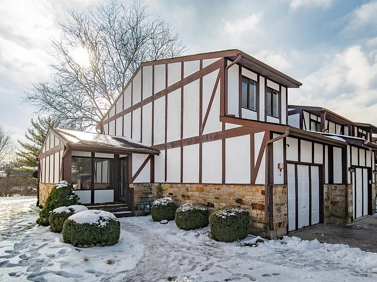1719 Brookwood Dr — Photo 1