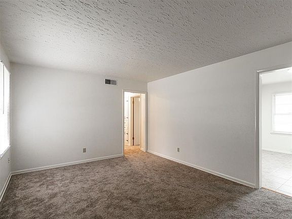 4th image of 804 E Carroll Ln
