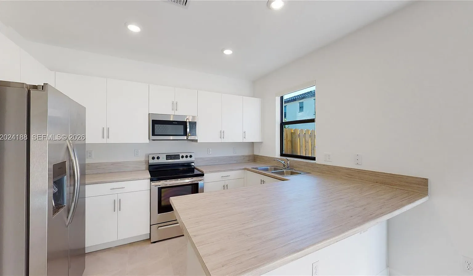 3 bed, 2.5 bath, 1660 sqft, $2,625 — Photo 2