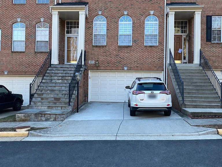 13907 Lindendale Ln — Photo 1