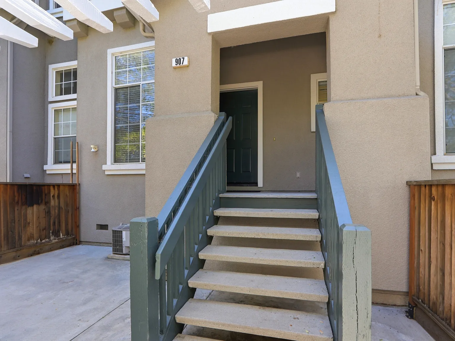 3 bed, 2.5 bath, 1400 sqft, $4,695 — Photo 3