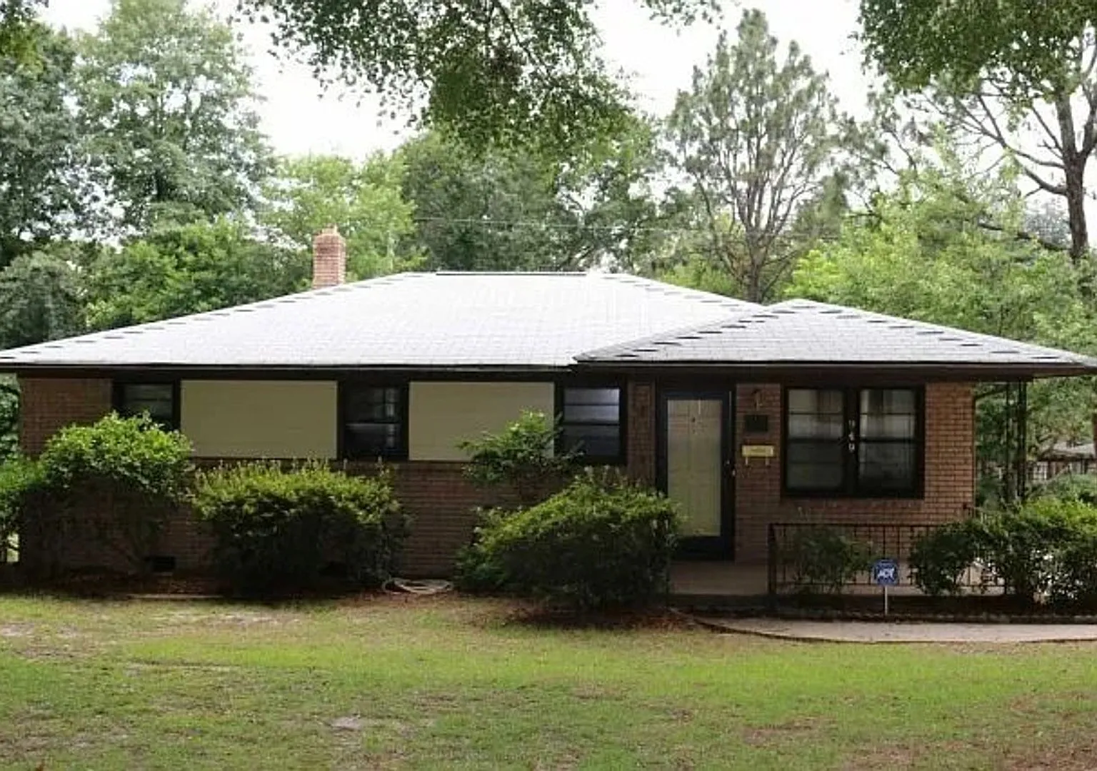 3 bedroom single level close to 5 points — Photo 1