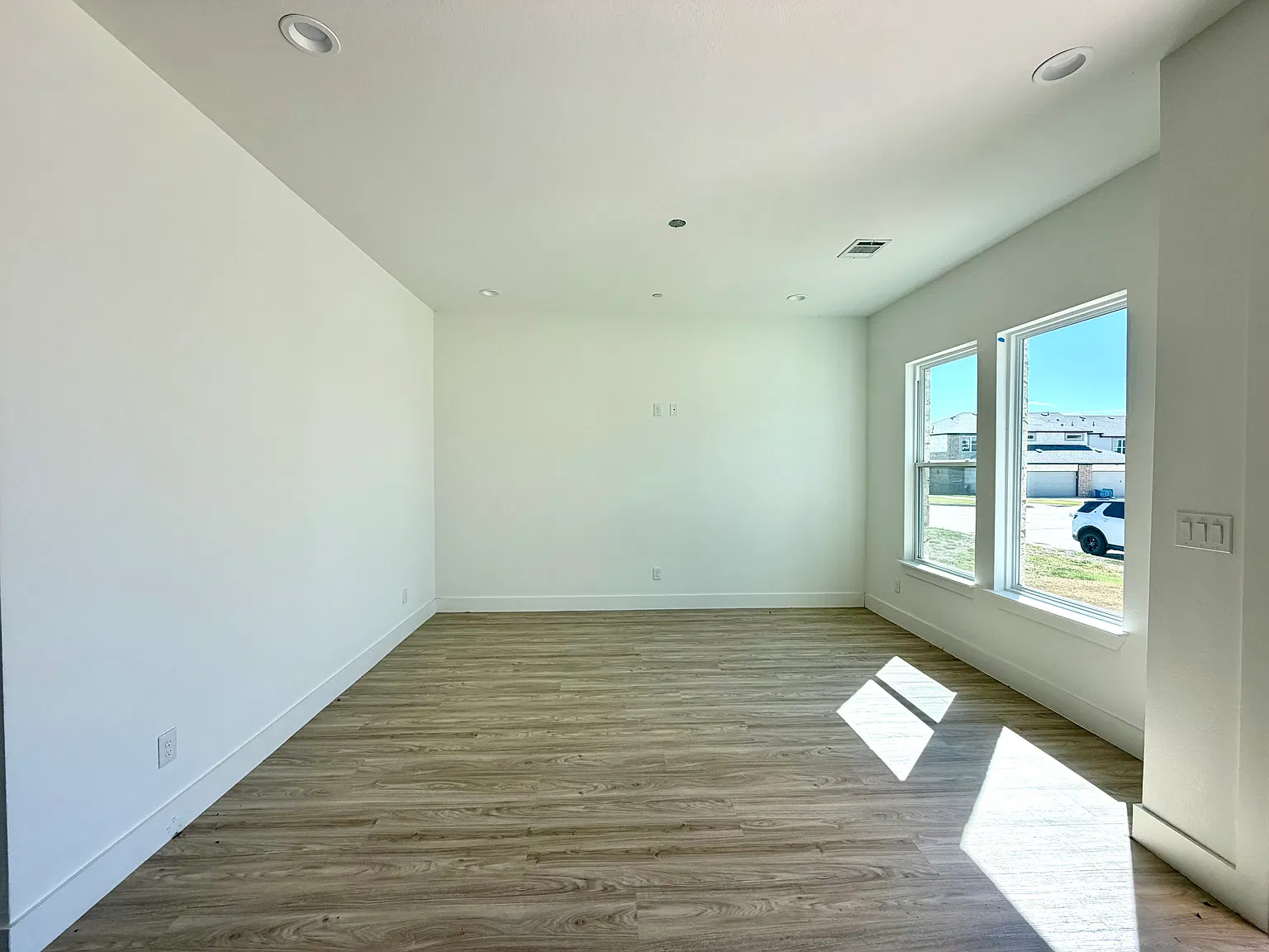 4 bed, 2177 sqft, $2,700 — Photo 4