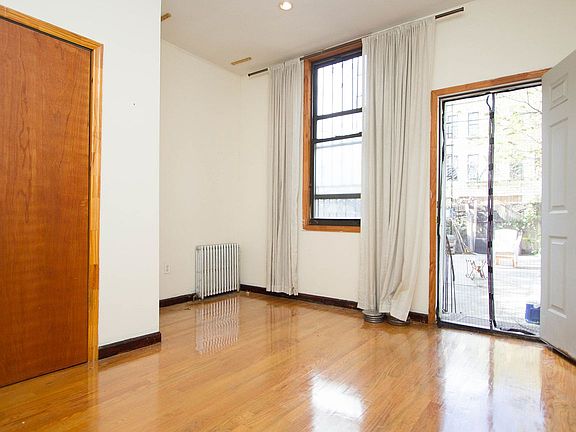 4th image of 165 Stanhope St APT 1R
