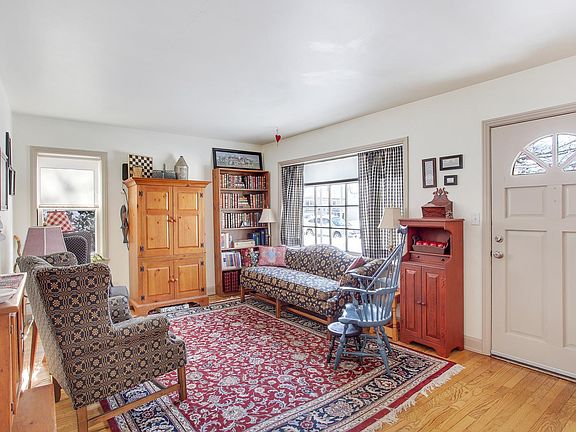 3rd image of 418 Hillcrest Ct