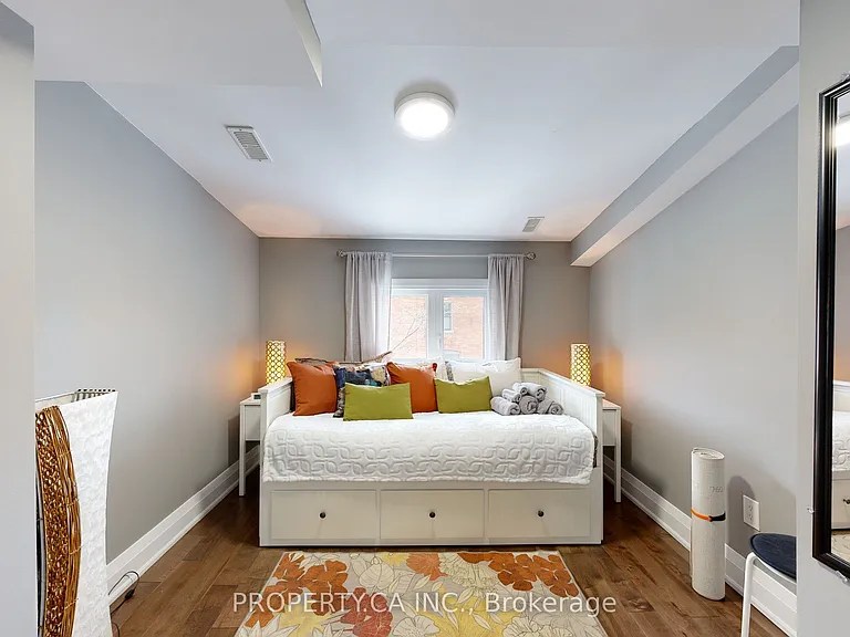 635 Christie St #UPPER — Photo 10