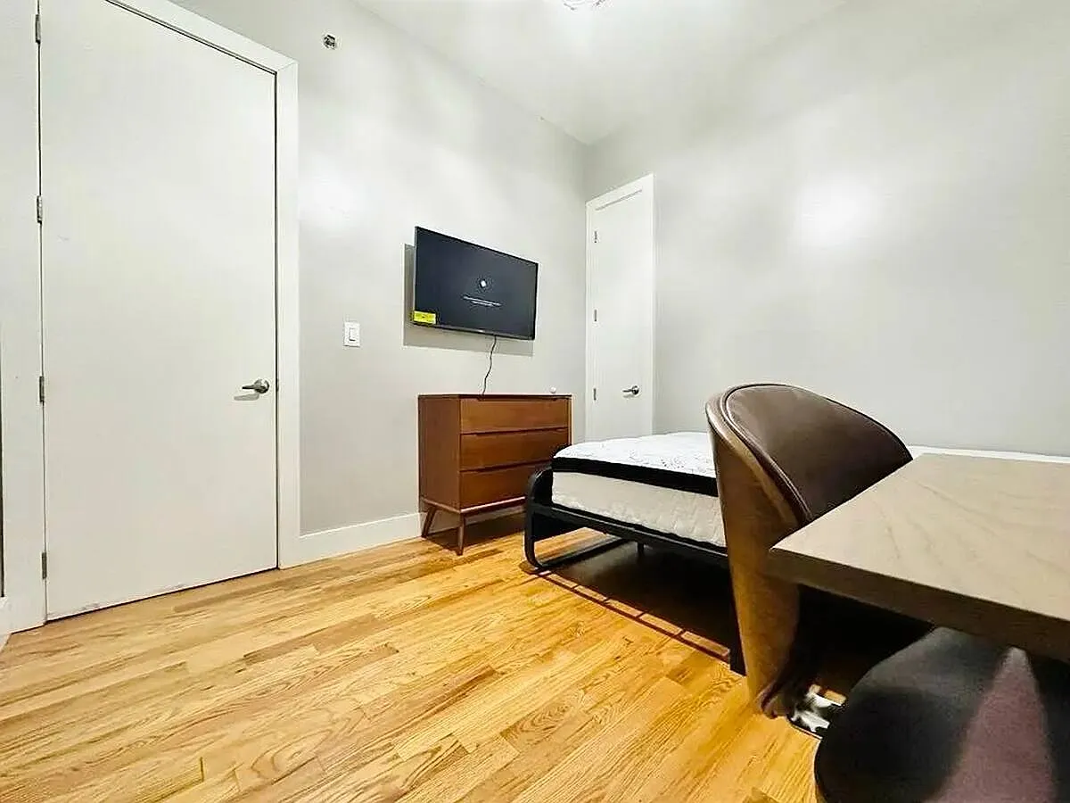 7 bed, 6.0 bath, 100 sqft, $980 — Photo 2