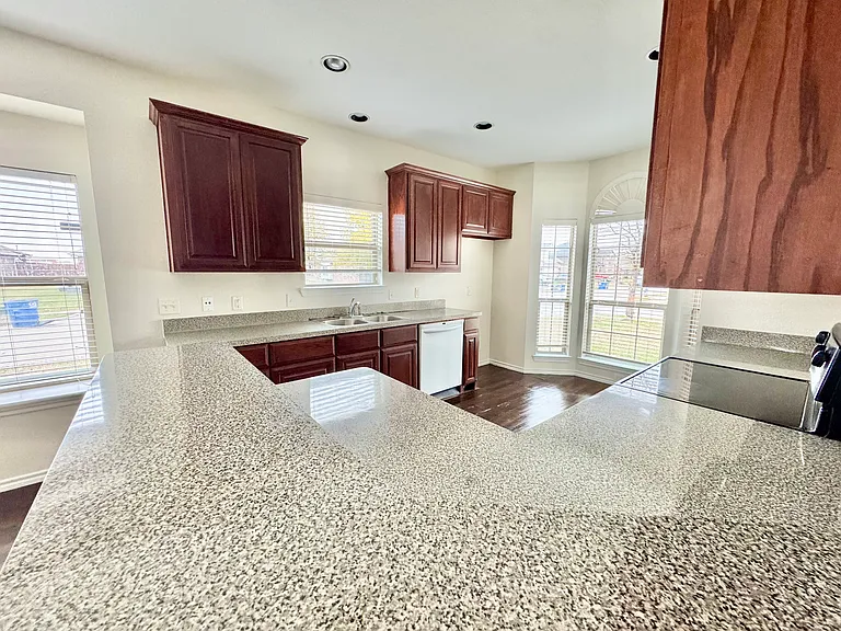 2101 Woodhaven Dr — Photo 4