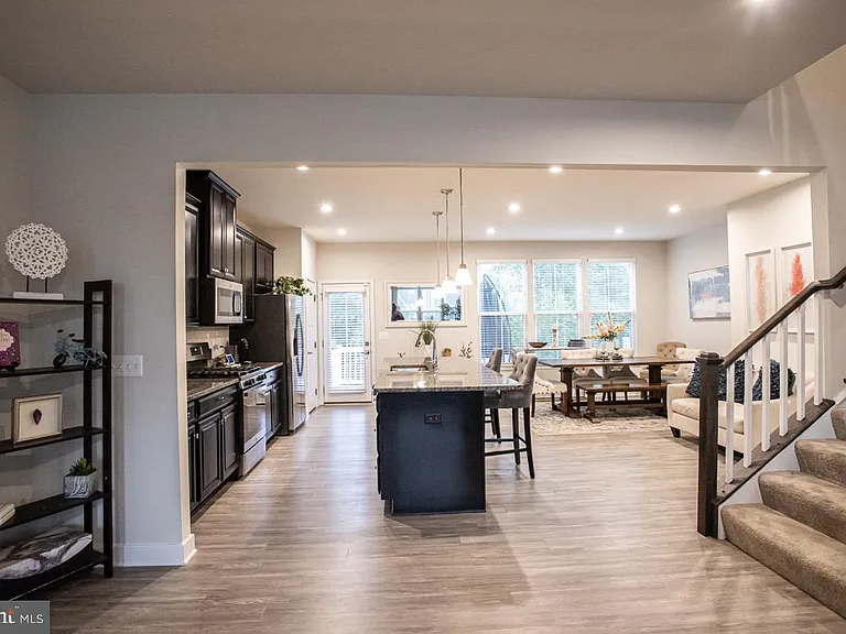 7821 Cove Point Dr — Photo 11