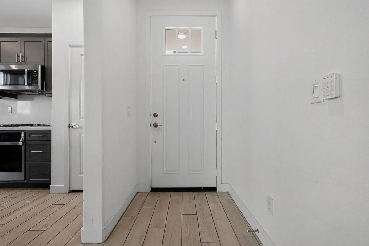 4 bed, 3.0 bath, 1945 sqft, $3,750 — Photo 2