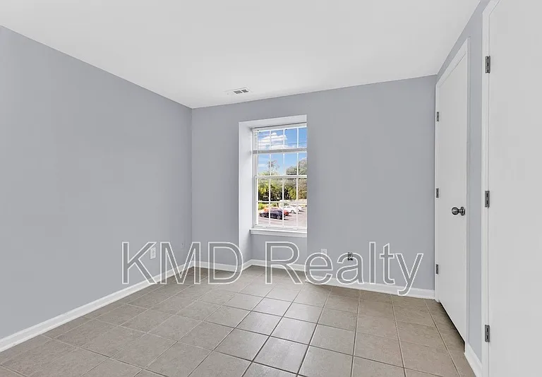 1624 Arlyn Cir #H — Photo 6