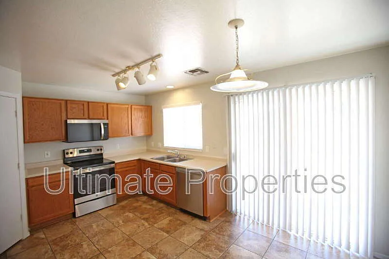 3 bed, 2.0 bath, 1090 sqft, $1,695 — Photo 4