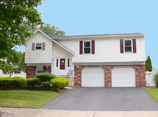 21 Sweetbriar Trl, Howell, NJ 07731