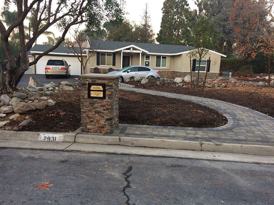 Mailbox & sidewalk to front 