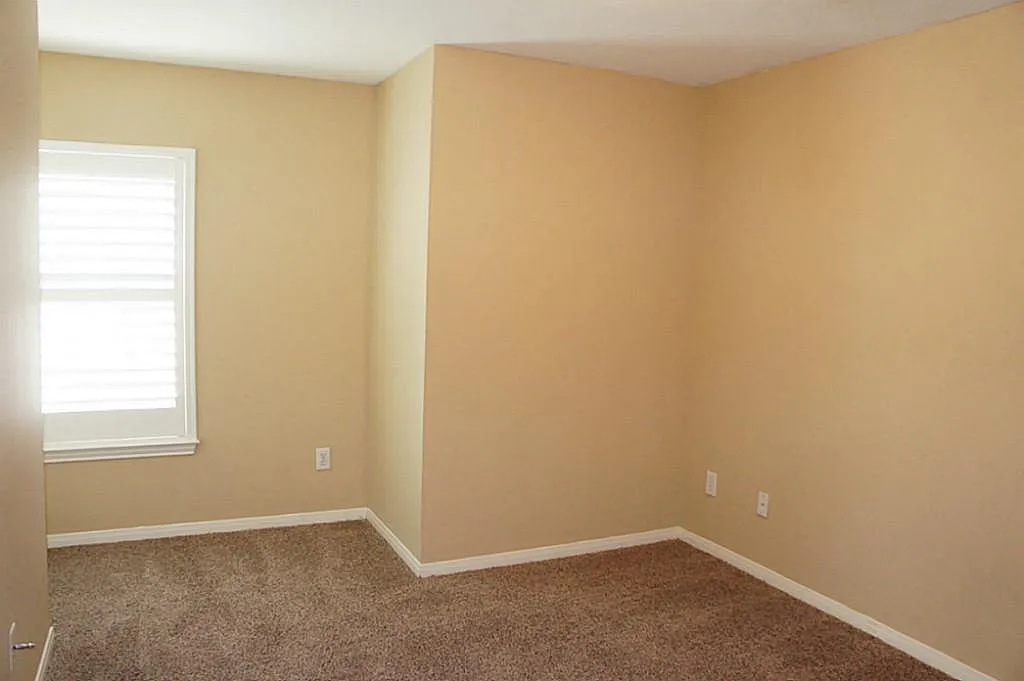 3 bed, 2.5 bath, 1927 sqft, $2,500 — Photo 2