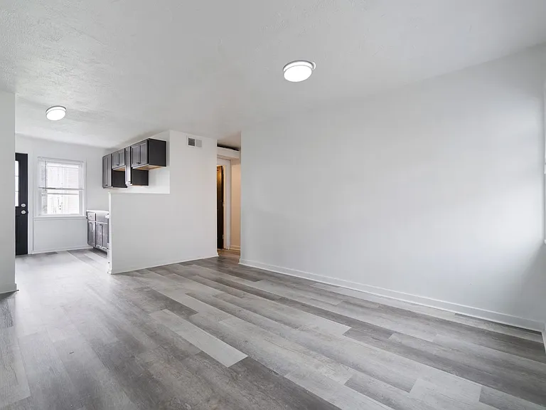 100-30 E Midland Hts — Photo 2