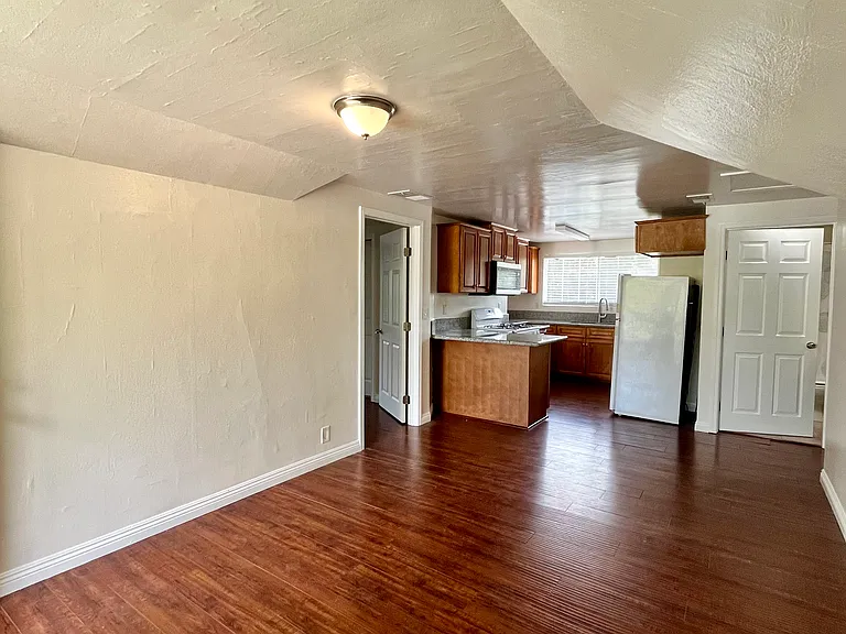 760 N El Molino Ave — Photo 5