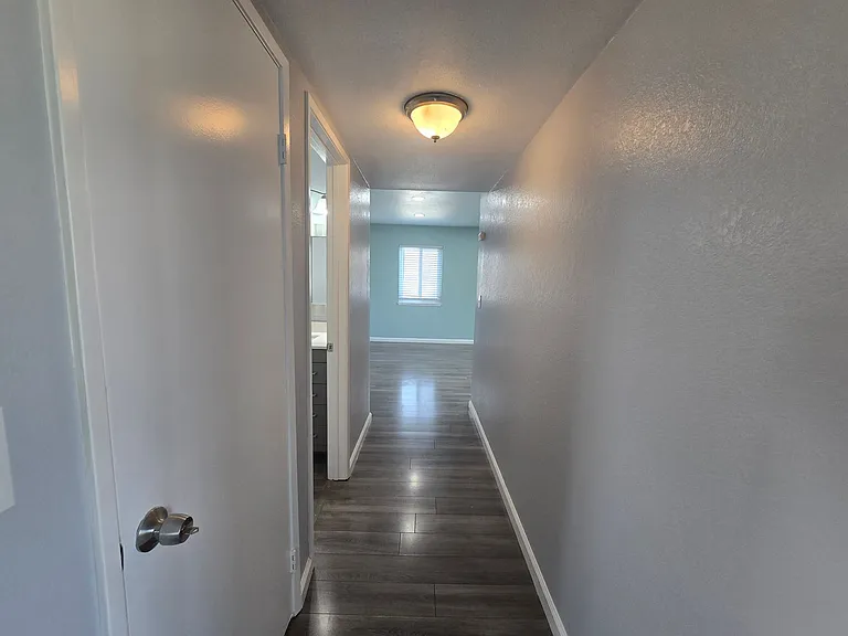 1621 W Newgrove St — Photo 14