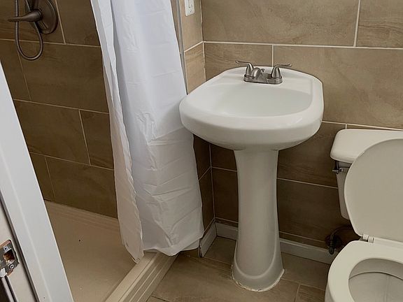 5th image of 916 Masefield Rd