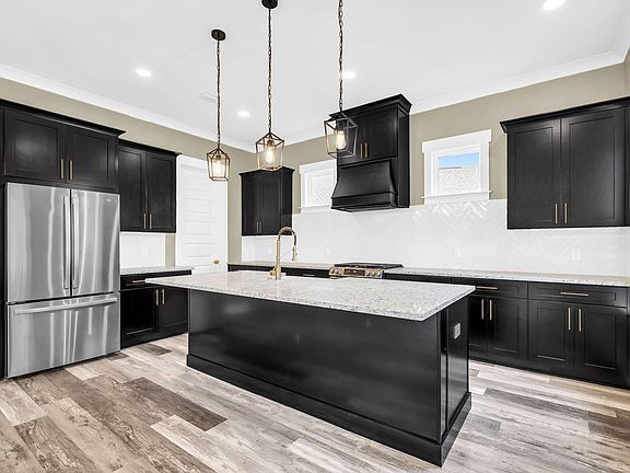 4th image of 733 Reindeer Rd