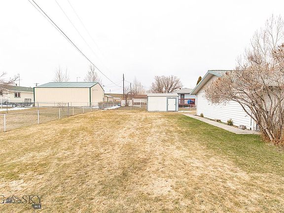 3rd image of 801 Dakota St