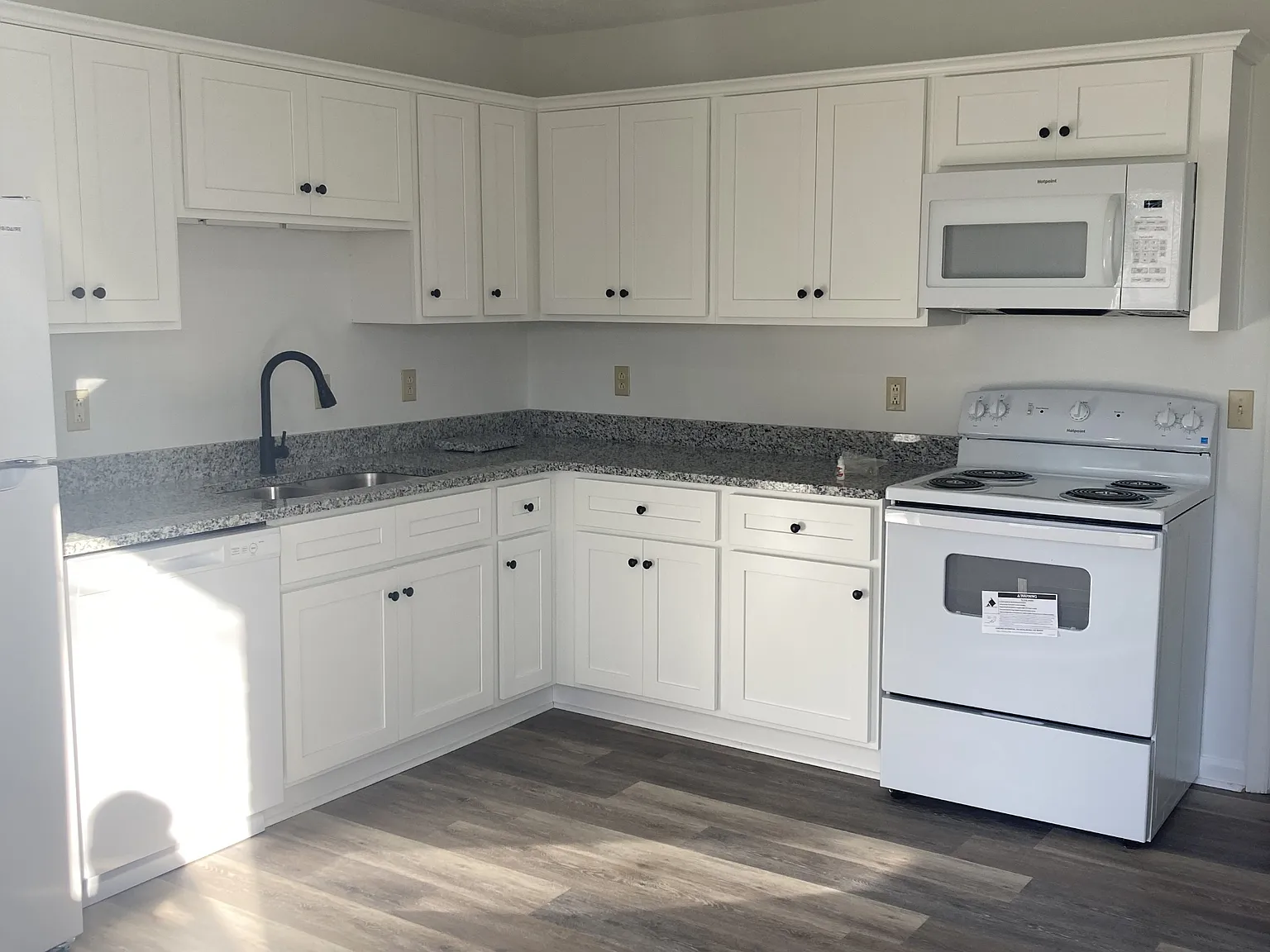 118 West Market St - B — Photo 3