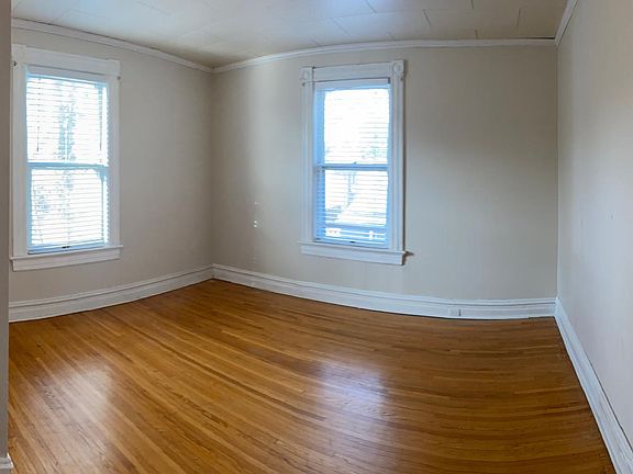 4th image of 219 Warwick Ln #B