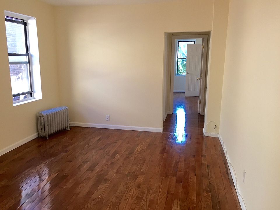 2nd image of 18914 Crocheron Ave #2FL