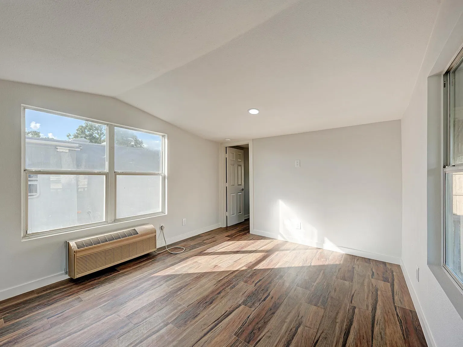 2 bed, 1.0 bath, 552 sqft, $1,800 — Photo 2