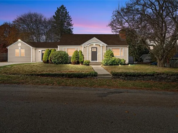 24 Barnes St, Smithfield, RI 02828