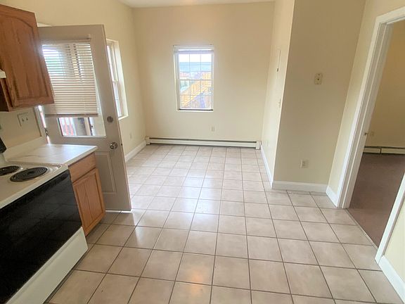 5th image of 210 Commercial St #1