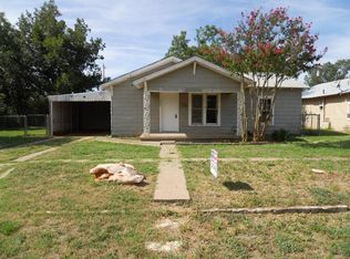 702 Avenue B NE, Childress, TX 79201