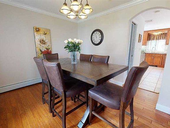 4th image of 110 Beverly Ave