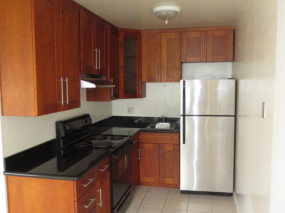 1st image of 2025 Pine St APT 10