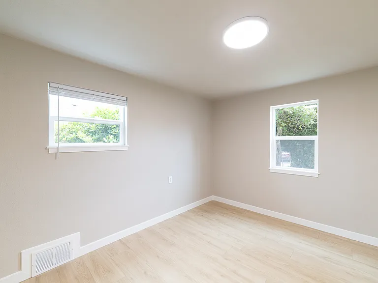 910 E Main St — Photo 12