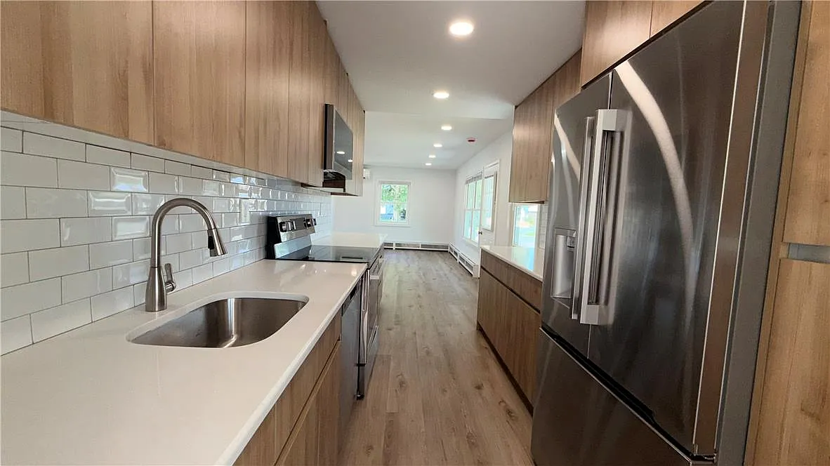 3 bed, 1.0 bath, 1008 sqft, $2,600 — Photo 2