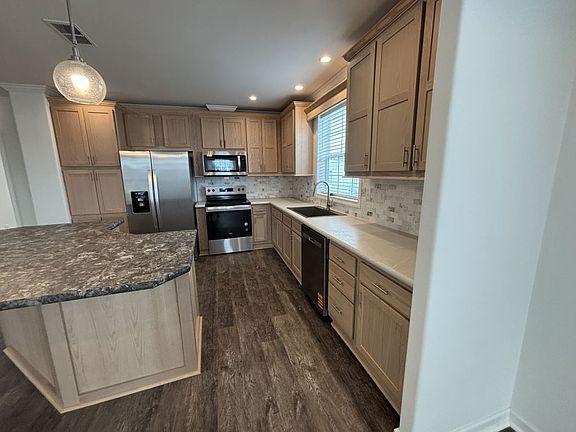 5th image of 925 Sand Cay Ave