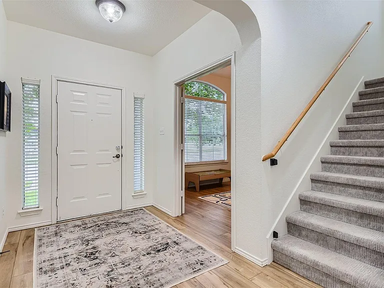 1717 Thompson Trl — Photo 3