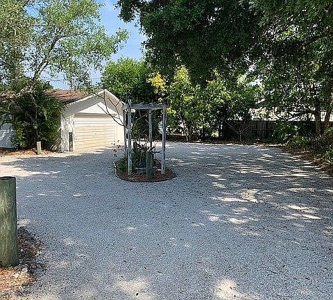 5th image of 2233 Hillview St