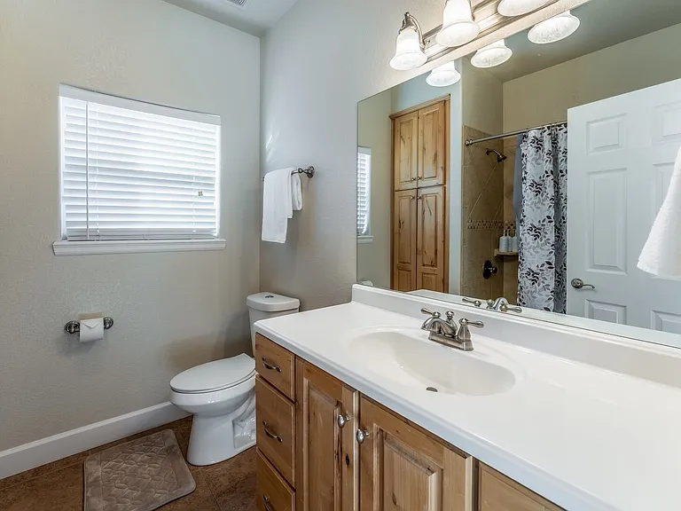 Upstairs Full Bathroom