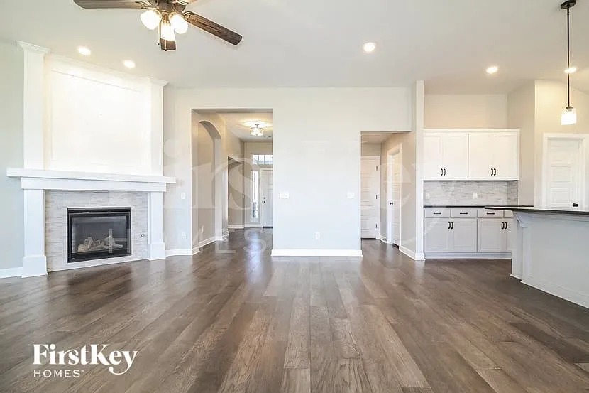 3 bed, 2.0 bath, 2109 sqft, $2,645 — Photo 3